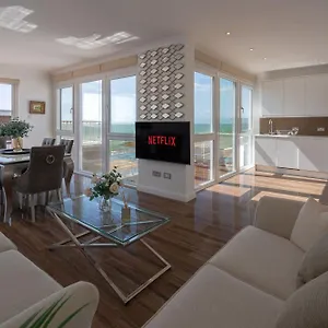 Penthouse Paradise: Beachfront Luxury With & Rooftop Views Apartment